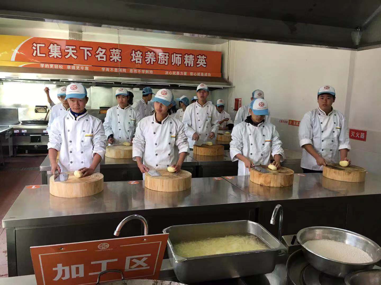 3、湛江中专最好的厨师学校是哪所：湛江有什么地方可以学做饭？ ? ?比较有用的